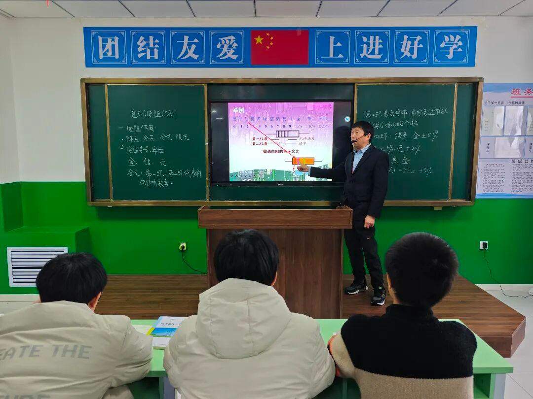 “以匠心育桃李，以初心践师者”五家渠市文孚技工学校教师示范课堂活动